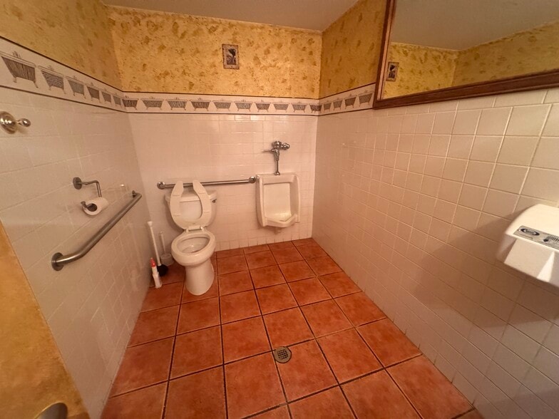 More Photos Of 1705 Columbus Ave, Bay City Restaurant For Sale