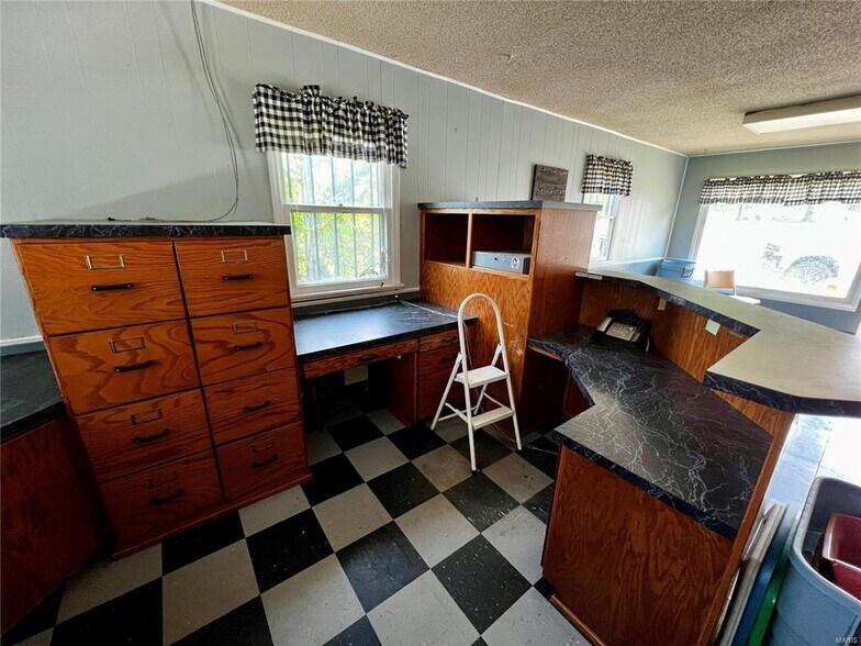 More Photos Of 22199 Highway Y, Saint Robert Medical For Sale