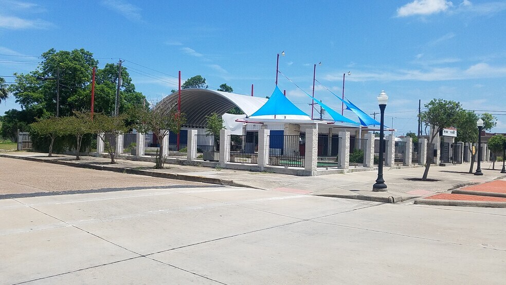More Photos Of 622 6th St N, Texas City Bar For Lease