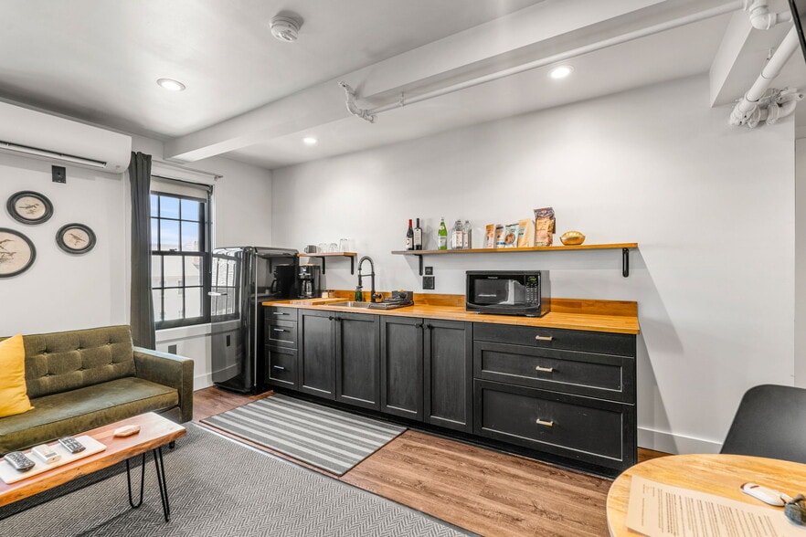 More Photos Of 409 The Hill, Portsmouth Hotel For Sale
