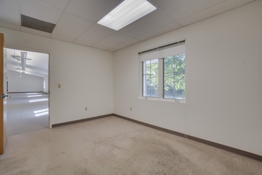 More Photos Of 2442 New Dorset Cir, Powhatan Office For Lease