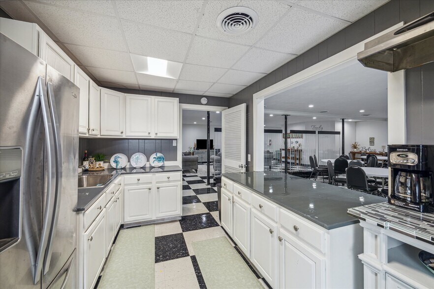 More Photos Of 303 E Academy St, Brenham Flex For Lease