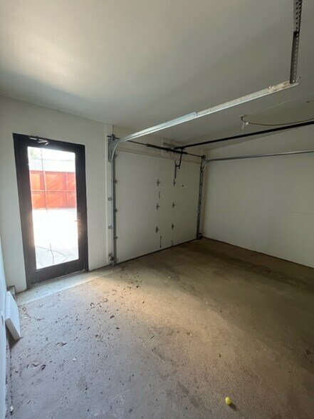 More Photos Of 4780 Iberia Ave, Dallas Showroom For Lease