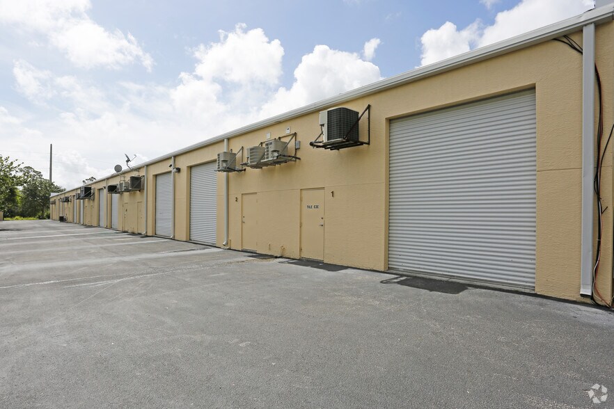 More Photos Of 1045 Collier Center Way, Naples Flex For Lease
