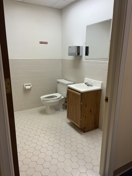 More Photos Of 12 Salters Creek Rd, Hampton Office For Lease