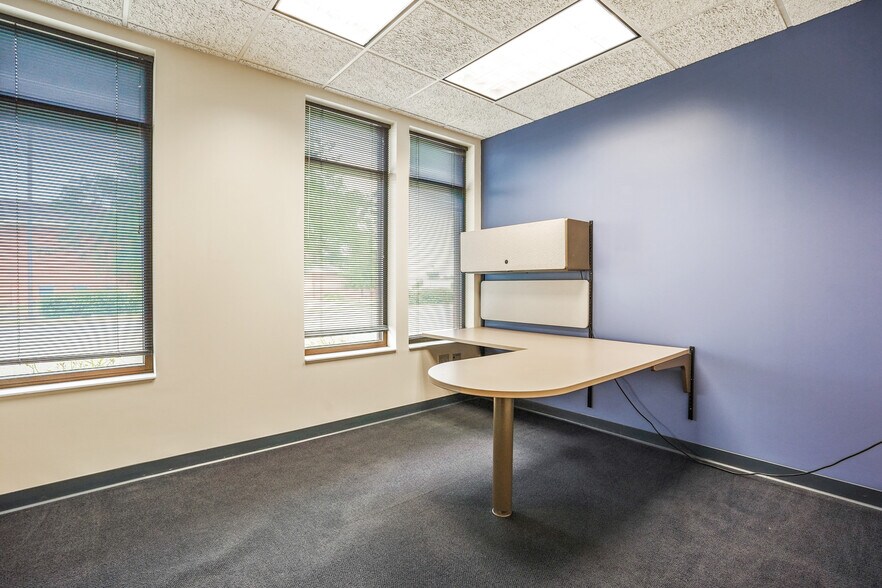 More Photos Of 10567 Sawmill Pky, Powell Office For Lease
