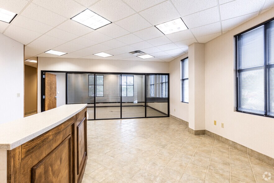 More Photos Of 831 NE Woods Chapel Rd, Lee's Summit Office For Lease