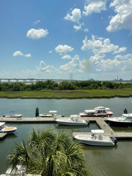 More Photos Of 670 Marina Dr, Charleston Office For Lease