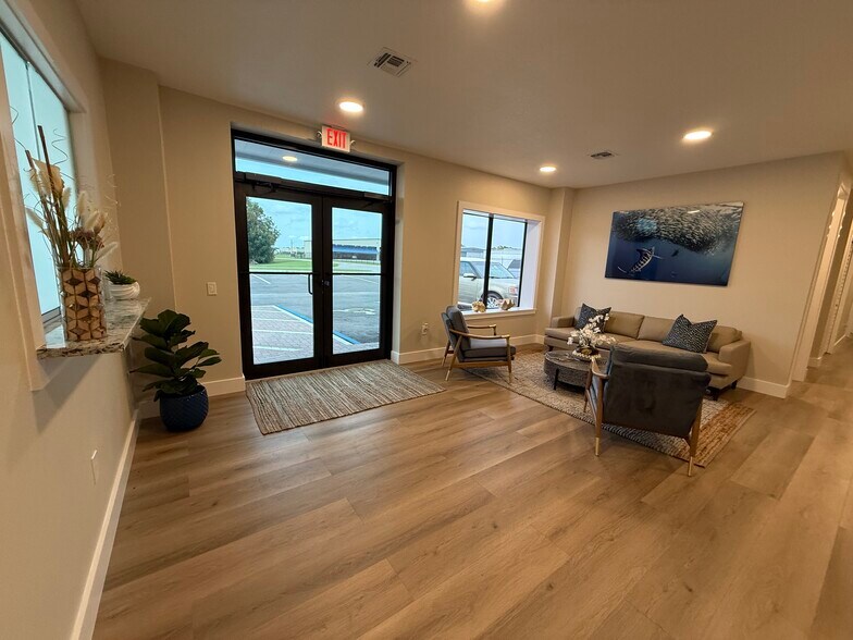 More Photos Of 3699 Airfield Dr W, Lakeland Office For Sale
