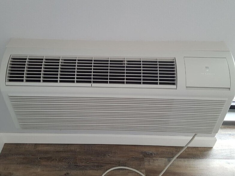 More Photos Of 1185 US Highway 14, Oregon Showroom For Lease