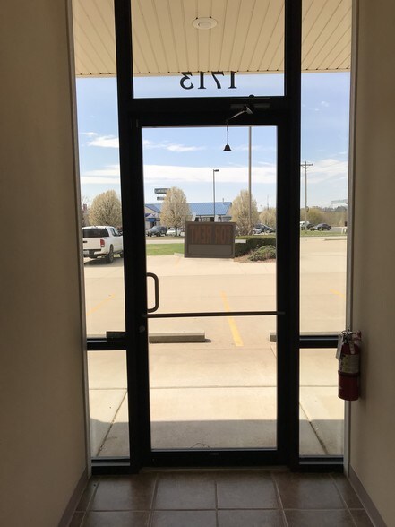 More Photos Of 1701-1715 W James River Rd, Ozark Office For Lease