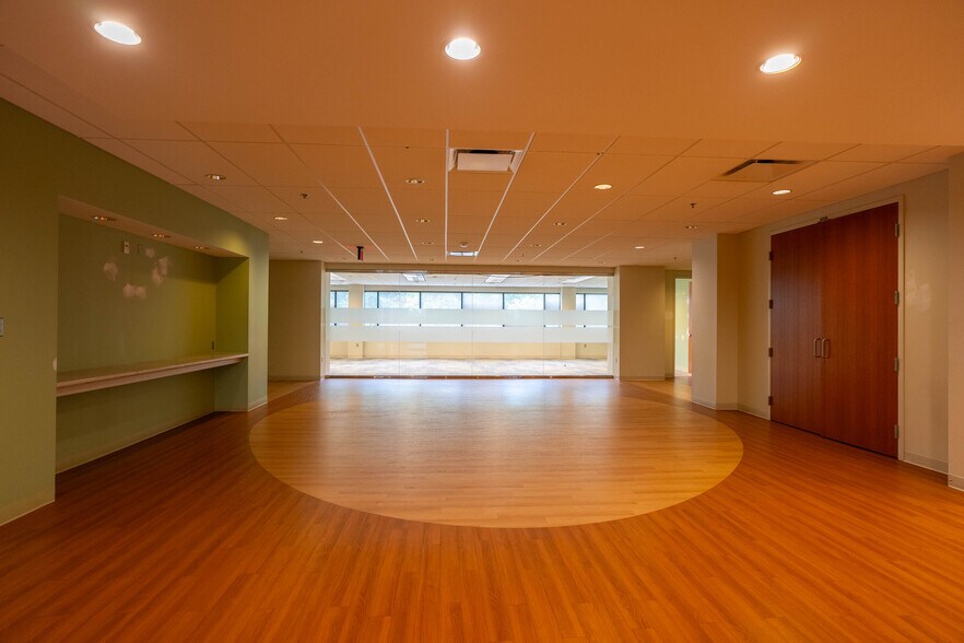 More Photos Of 20255 Victor Pky, Livonia Loft Creative Space For Lease