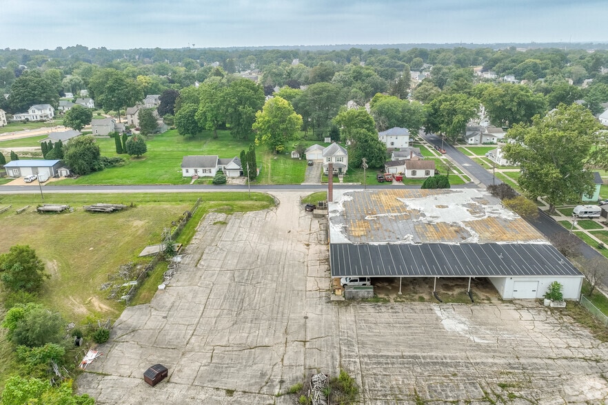 More Photos Of 947 E Clinton St, Freeport Warehouse For Sale