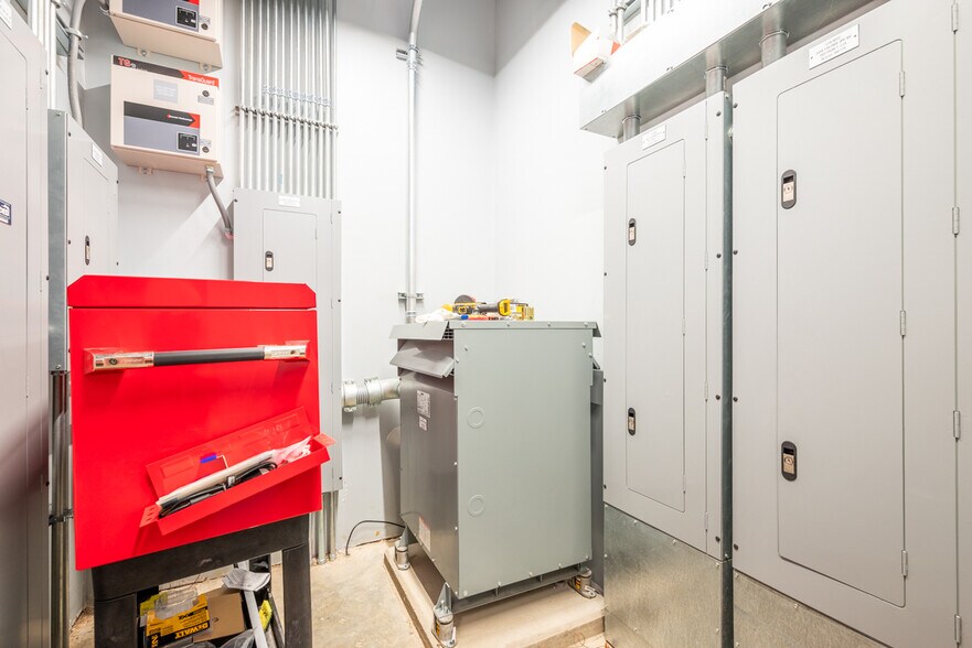 More Photos Of 225 Tomlinson Dr, Starkville Office For Sale