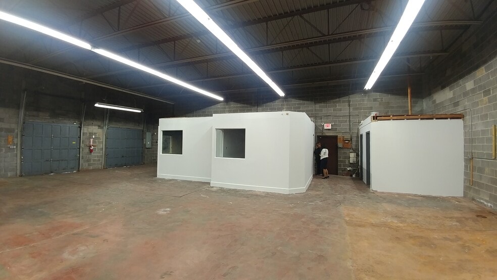 More Photos Of 74 Sussex St, Hackensack Showroom For Lease