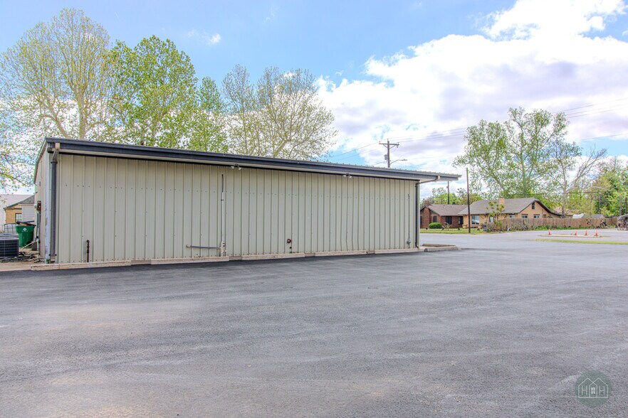 More Photos Of 3720 Wilbarger St, Vernon Flex For Sale