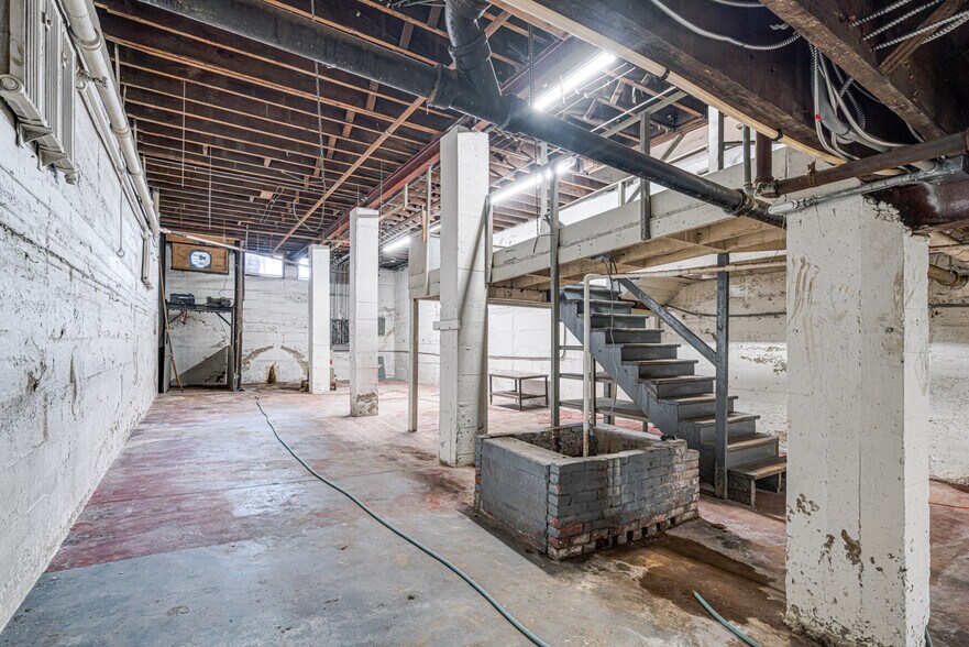 More Photos Of 339 Madison Ave, Memphis Storefront Retail Office For Sale