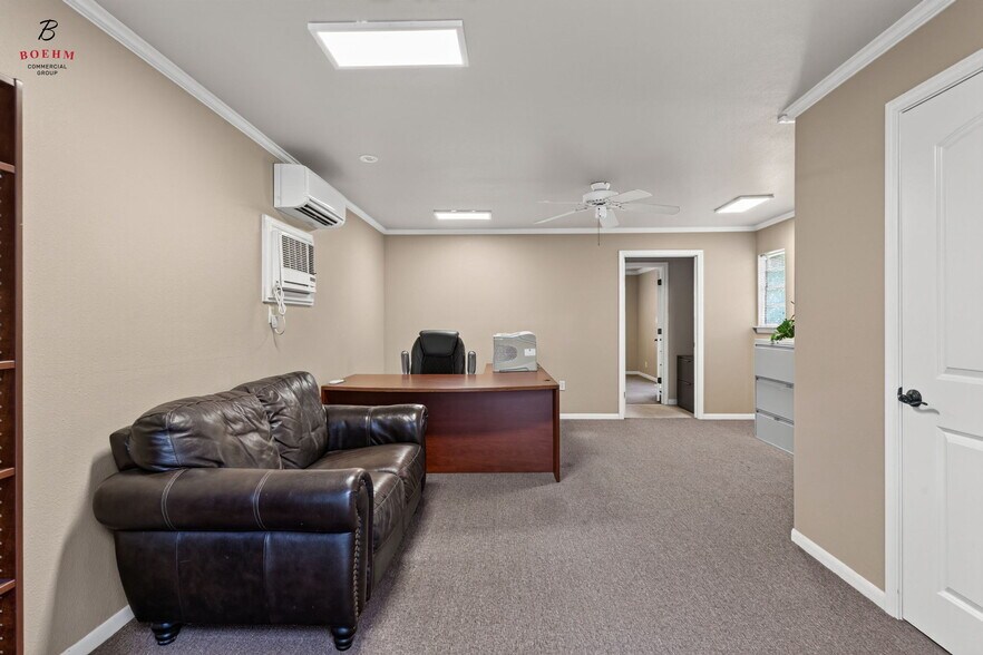 More Photos Of 115 Oak Park Dr, Boerne Office For Sale