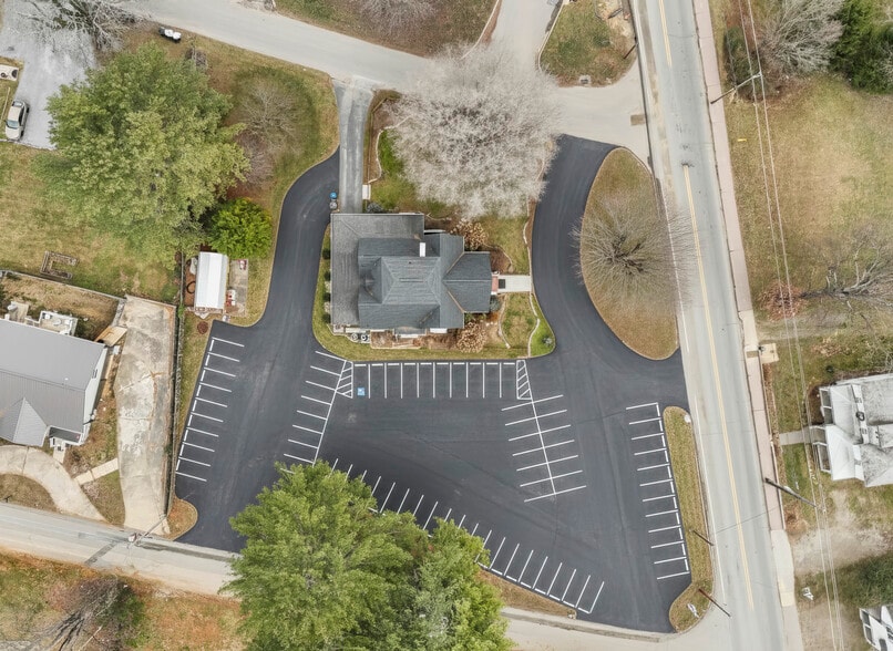 More Photos Of 506 W Main St, Burnsville Freestanding For Sale