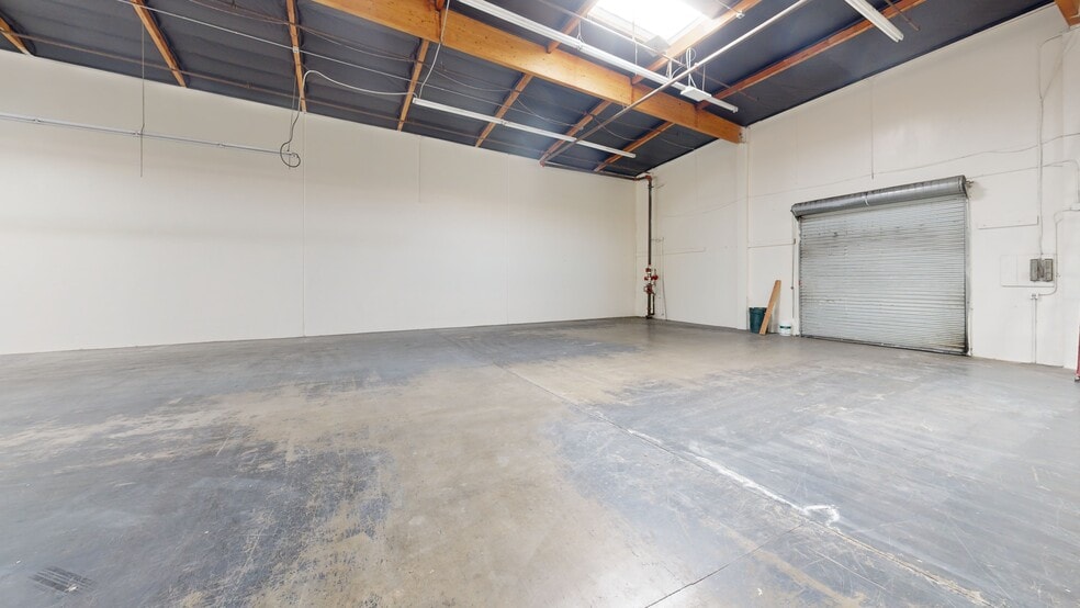 More Photos Of 2870 S Harbor Blvd, Santa Ana Warehouse For Lease