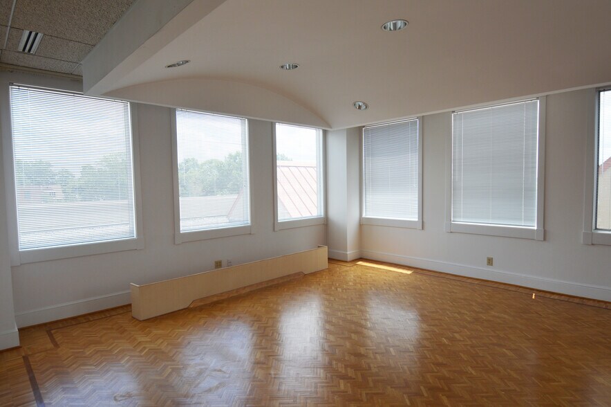 More Photos Of 119 Brookstown Ave, Winston-Salem Office For Lease