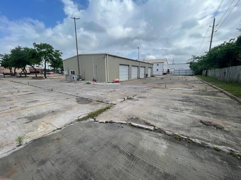 More Photos Of 3301 Cypress Creek Pky, Houston Warehouse For Lease