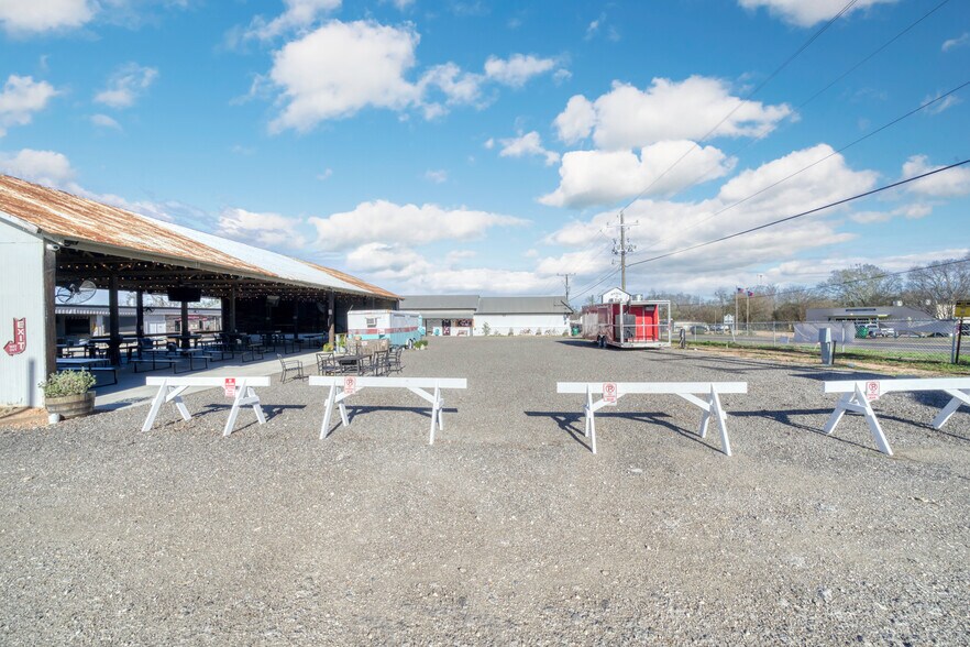 More Photos Of 710 S May St, Madisonville General Retail For Sale