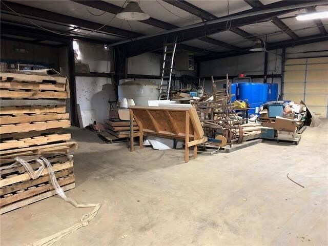 More Photos Of 948 Linnco Dr, La Cygne Warehouse For Sale