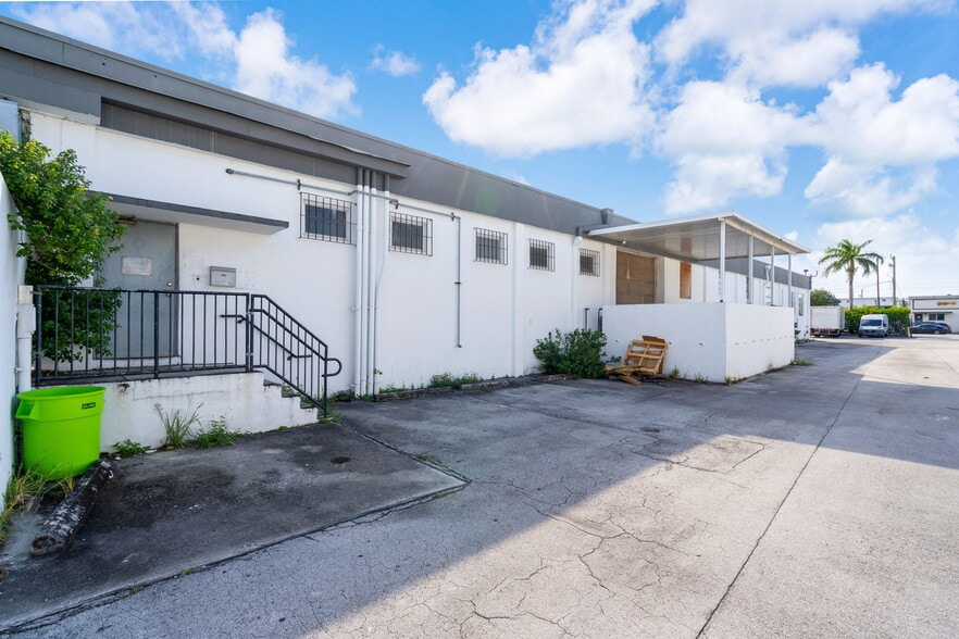 More Photos Of 3925 E 10th Ct, Hialeah Warehouse For Lease