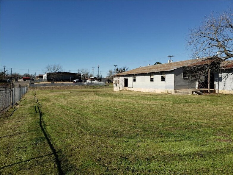More Photos Of 185 S Titus St, Giddings Freestanding For Sale