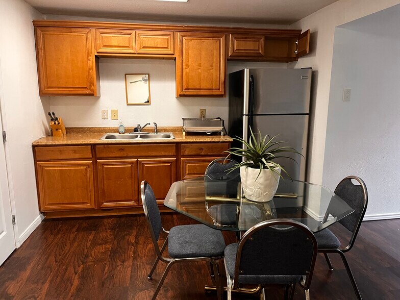 More Photos Of 6910 Bellaire Blvd, Houston Office For Sale