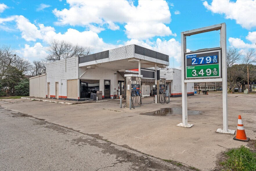 Primary Photo Of 201 W Oak St, West Service Station For Sale