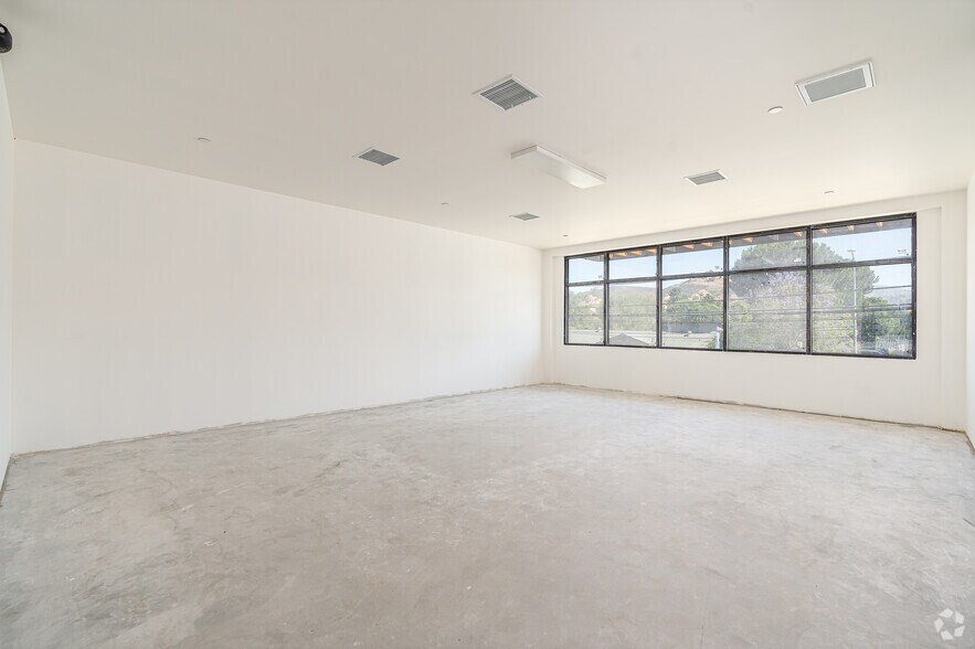 More Photos Of 9668 Sunland Blvd, Shadow Hills Medical For Lease