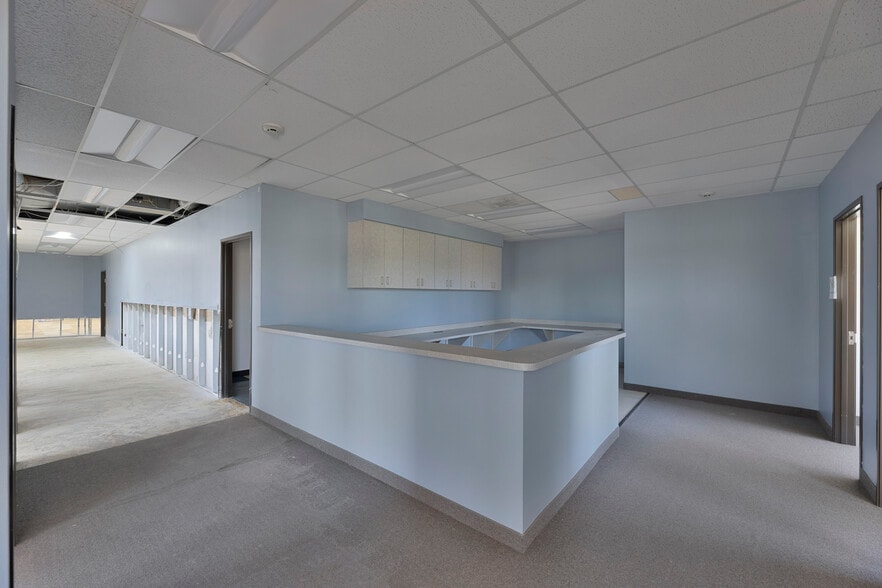 More Photos Of 4221 S Walton Walker Blvd, Dallas Office For Sale