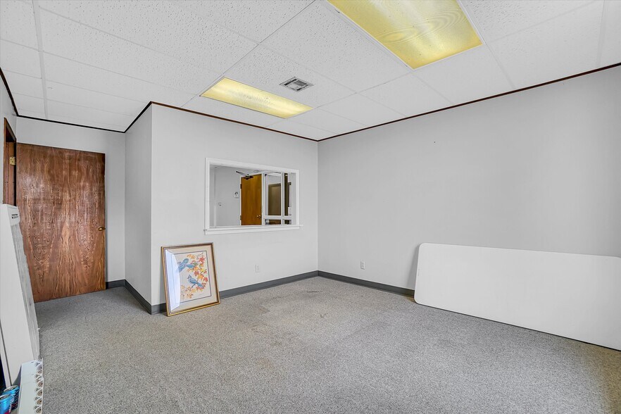 More Photos Of 111 Sequoyah Ln, Altus Office For Sale