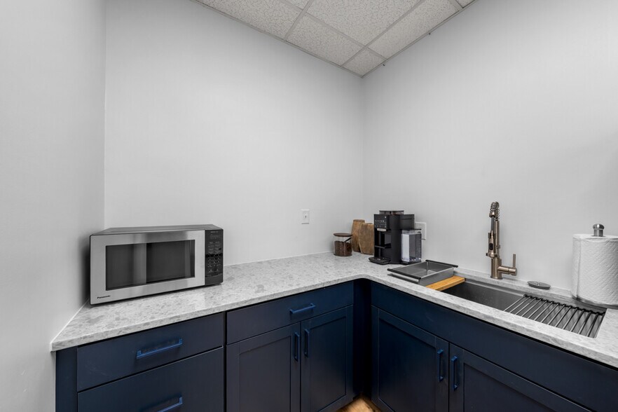 More Photos Of 312-326 Cloister Ct, Chapel Hill Office For Lease