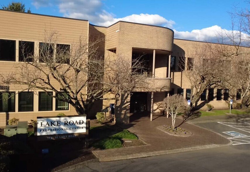 More Photos Of 7831 SE Lake Rd, Portland Office For Lease
