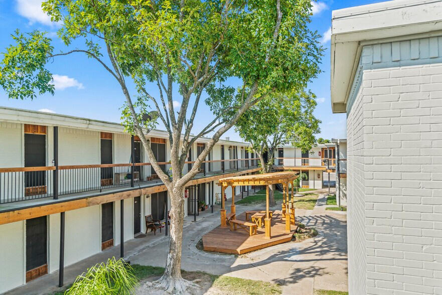 More Photos Of 101 S Allen Genoa Rd, South Houston Apartments For Sale