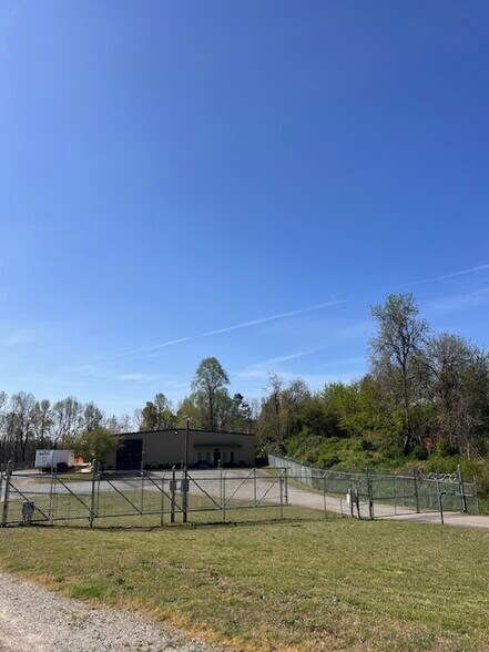 More Photos Of 1585 Gable St, High Point Warehouse For Lease