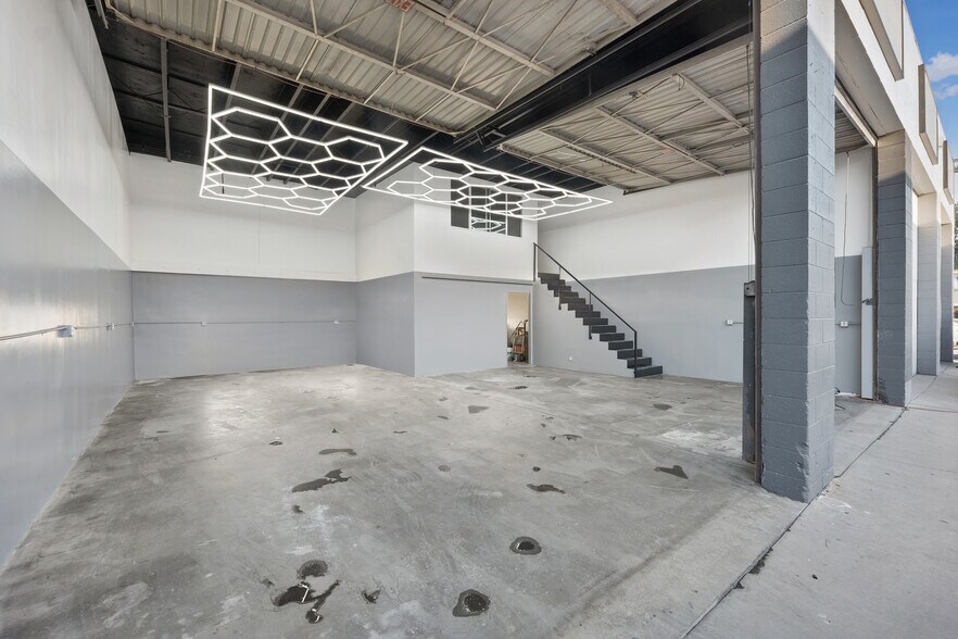 Primary Photo Of 20222-20230 Saticoy St, Winnetka Auto Repair For Lease