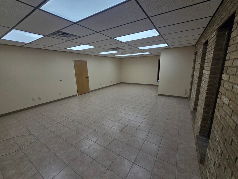 More Photos Of 3610-3616 Saturn Rd, Garland Office For Lease