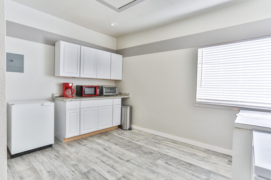 More Photos Of 209 Harding Blvd, Roseville Loft Creative Space For Lease