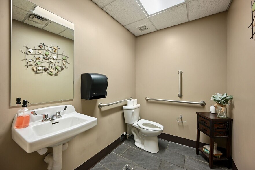 More Photos Of 304 SW Market St, Lee's Summit General Retail For Sale