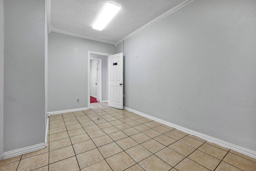 More Photos Of 914 W Commerce St, Dallas Showroom For Lease