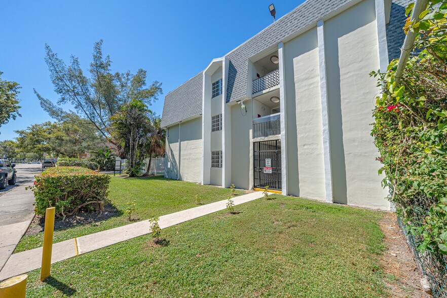 More Photos Of 15900 SW 95th Ave, Miami Apartments For Sale