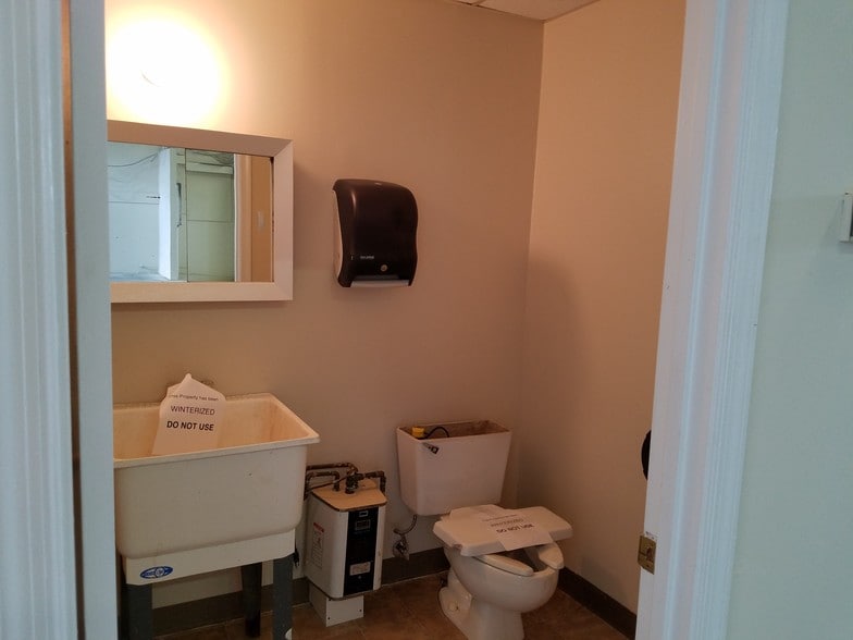 More Photos Of 18775 N Frederick Rd, Gaithersburg Warehouse For Lease