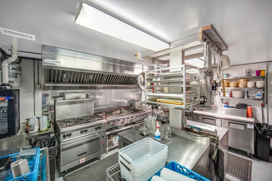 More Photos Of 111 E Dempsey St, Bryson General Retail For Lease