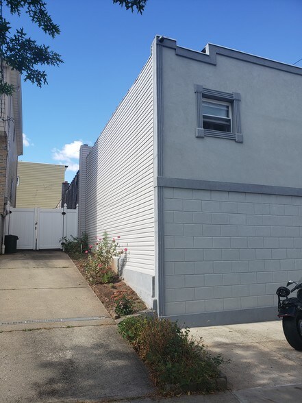 More Photos Of 182 Vermont Ave, Staten Island Light Distribution For Lease