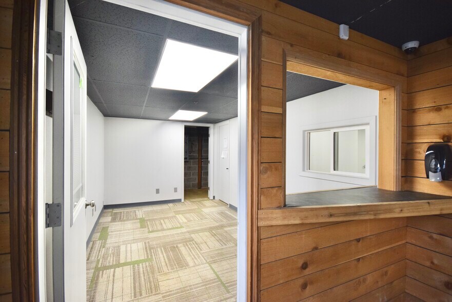 More Photos Of 2200 SE Mailwell Dr, Milwaukie Warehouse For Lease