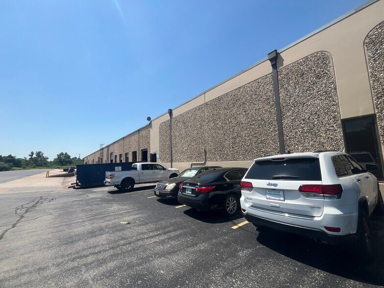 More Photos Of 4130-4150 Will Rogers Pky, Oklahoma City Warehouse For Lease